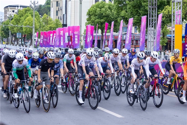 驭风汉丰湖骑聚新开州！2026中国公路自行车职业联赛暨首届环汉丰湖自行车公开赛鸣枪开赛(图9)